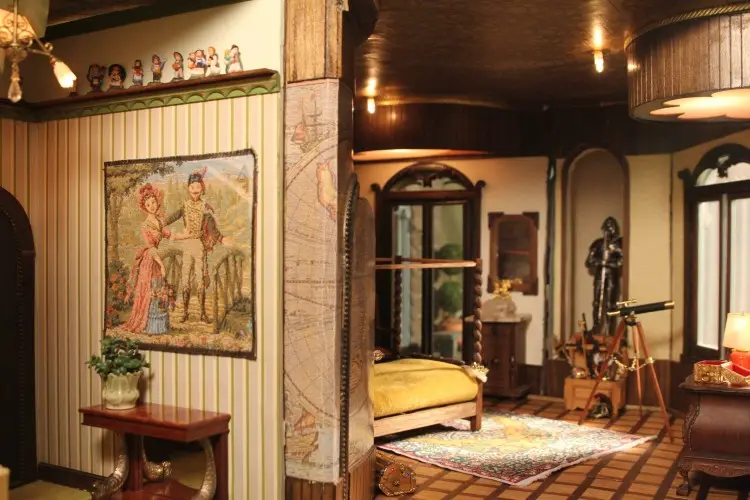 Suite with a tapestry on the wall, a bed and a suit of armour